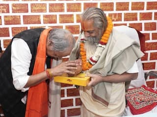 Chhattisgarh Election Result: छत्तीसगढ़ चुनाव में गुरु-शिष्य की अनोखी लड़ाई! पहले 67 हजार वोटों से हराया, फिर पैर छू कर लिया आशीर्वाद