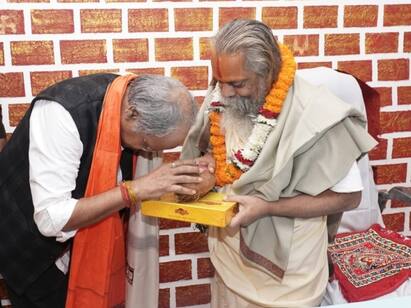 Chhattisgarh Election Result: छत्तीसगढ़ चुनाव में गुरु-शिष्य की अनोखी लड़ाई! पहले 67 हजार वोटों से हराया, फिर पैर छू कर लिया आशीर्वाद