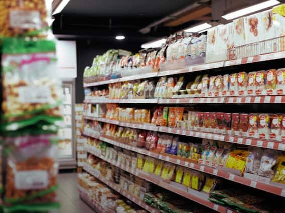 સેન્ટ્રલ મેટ્રોલોજી એક્ટ મુજબ, જો કોઈ રિટેલર ઠંડક, પરિવહન વગેરે જેવી વસ્તુઓના બહાને ગ્રાહકો પાસેથી MRP કરતા વધુ ચાર્જ વસૂલ કરે છે, તો તે કાયદેસર ગુનો છે. એટલું જ નહીં આવા ધંધાર્થીઓ પર 2000 રૂપિયાના દંડની પણ જોગવાઈ છે.