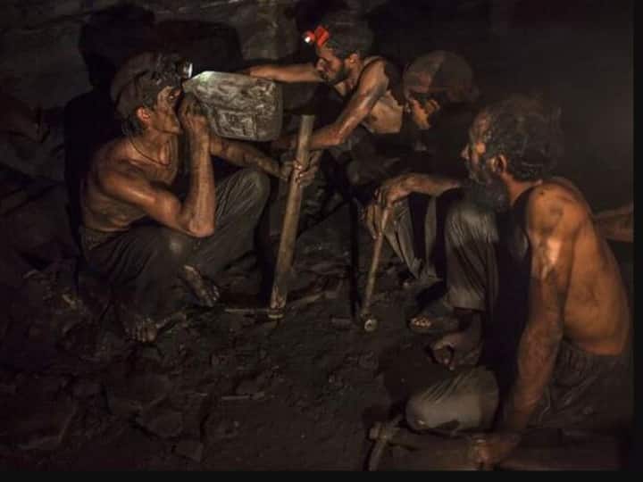 कोयला खदानों के बंद होने से 9.90 लाख मजदूर हो जाएंगे बेरोजगार, भारत पर क्या होगा असर? Due to closure of coal mines over 9 lakh workers will become unemployed by 2050 India and China will be most affected ABPP कोयला खदानों के बंद होने से 9.90 लाख मजदूर हो जाएंगे बेरोजगार, भारत पर क्या होगा असर?