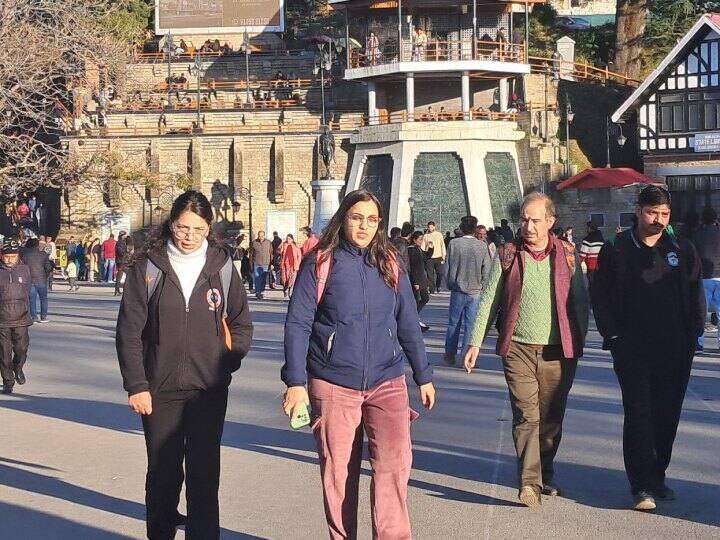 Shimla Tourist News: हिमाचल प्रदेश की राजधानी और पहाड़ों की रानी शिमला में वीकेंड से पहले ही शुक्रवार को पर्यटक बड़ी संख्या में शिमला पहुंचे हुए हैं. पर्यटक खूबसूरत मौसम का मजा ले रहे हैं.