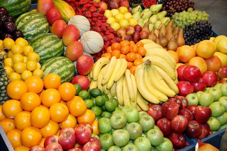 buy these cheap fruits instead of expensive fruits their nutrition is much better than that marathi news Health Tips : महागड्या फळांऐवजी 'ही' स्वस्त फळे खरेदी करा; व्हिटॅमिन्ससह मिळतील 'हे' फायदे