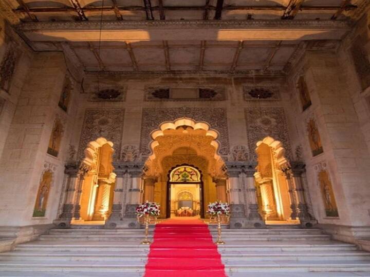 यह आलीशान घर तमाम लग्जरी सुविधाओं से लैस है और इसमें एक गोल्फ कोर्स, महल भोज, मोती बाग पैलेस और महाराजा फतेह सिंह संग्रहालय बना हुआ है.