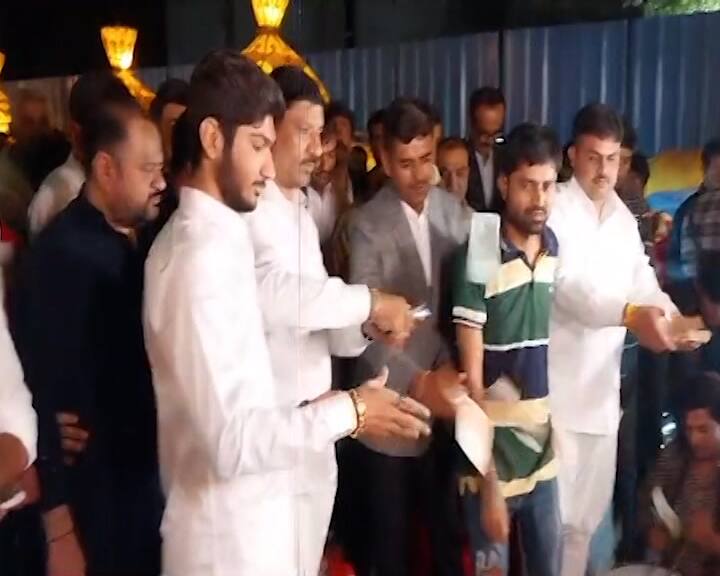 આહીર સમાજની મહિલાઓએ પરંપરાગત વસ્ત્રોમાં રાસ લીધા હતા. ફૂલેકમાં બોમ્બેથી 150થી વધુ ઢોલ, નગારા સાથે ધોડા અને બગીઓ સાથે રજવાડી ફુલેકું નીકળ્યું હતું.