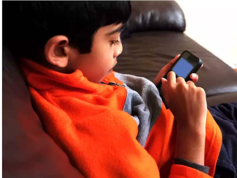 child mobile addiction Tips to Keep Your Child Away From The Harmful Effects Of Mobile Phones Child Mobile Addiction  : मुलांना मोबाईलपासून दूर ठेवायचंय? फार कठिण नाही, 'या' सोप्या स्टेप्स फॉलो करा!