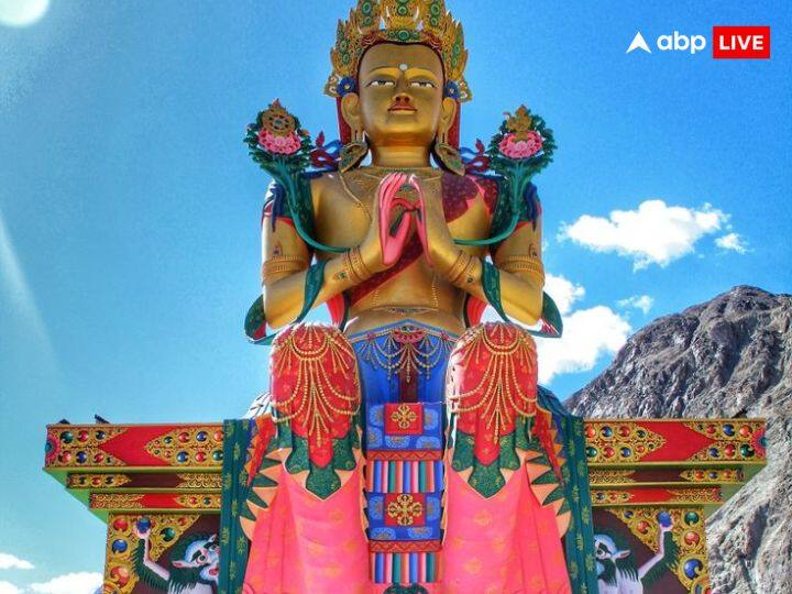 रेड मैत्रेय मंदिर, लेह में स्थित है. ये धार्मिक स्थल थिकसे मठ का एक हिस्सा है, और भगवान बुद्ध की 49 फुट ऊंची प्रतिमा के लिए प्रसिद्ध है.