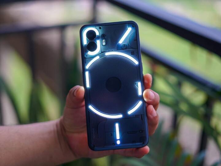 Nothing Phone (2): नथिंग फोन 2 भी एक अच्छी चॉइस है. इसमें 50+50MP के दो कैमरा मिलते हैं. स्मार्टफोन 6.7 इंच एमोलेड पैनल, 4700 एमएएच की बैटरी और क्वालकॉम Snapdragon 8+ Gen 1 चिपसेट के साथ आता है.