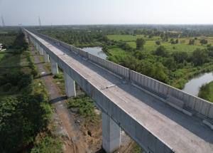 नवसारी जिले में एलिवेटिड कॉरिडोर पर नॉइज बैरियर लगाए जा रहे हैं.