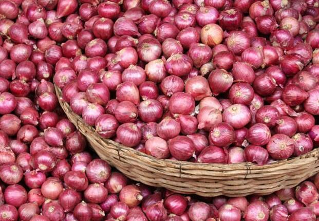 नाशिकच्या उमराणे येथे कांदा उत्पादक शेतकऱ्यांनी मुंबई - आग्रा महामार्ग रोखला आहे.