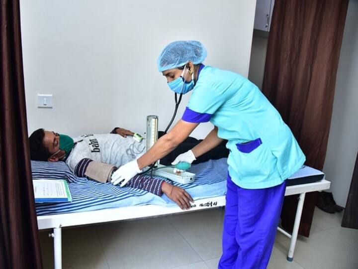 इसमें आर्थिक रूप से कमजोर लोगों को 5 लाख रुपये तक का इलाज कराने की सुविधा मिलती है. इसमें कोरोना, कैंसर, किडनी, हार्ट, डेंगू, चिकुनगुनिया, मलेरिया डायलिसिस, घुटना ट्रांसप्लांट, नि:संतानता, मोतियाबिंद जैसी कई गंभीर बीमारियों का मुफ्त में इलाज होता है.