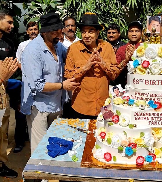 इसके बाद पिता और बेटे ने मीडिया और फैंस को हाथ जोड़कर उनका शुक्रिया अदा भी किया. । ने अपने पिता को बड़े प्यार से भी वहां मौजूद रहे और फिर पिता और बेटे ने मिलकर एक साथ केक का नेधर्मेंद्र ने वहीं पिता के लिए फैंस का प्यार देखकर एक्टर की आंखें नम हो गईं और वह थोड़े भावुक भी हो गए.