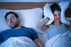 तुम्ही झोपेत घोरता का? तुमचं घोरणं थांबवण्यासाठी 'या' सोप्या टिप्स फॉलो करा