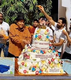 Dharmendra 88th Birthday: धर्मेंद्र ने बेटे सनी देओल संग काटा 7-tier बर्थडे केक, ही-मैन पर हुई फूलों की बारिश