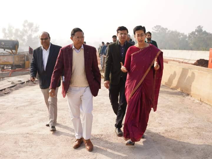 इस परियोजना के तहत आनंद विहार आरओबी और अप्सरा बॉर्डर आरओबी के बीच रोड नंबर-56 पर करीब 1440 मीटर लंबा और छह लेन का चौड़ा फ्लाईओवर का निर्माण किया जा रहा है. इस दौरान रैंप, फूटपाथ, साइनेज, स्ट्रीट लाइट, ड्रेनेज, हॉर्टिकल्चर समेत अन्य कार्य भी किए जाएंगे. इसके निर्माण के बाद रामप्रस्थ कॉलोनी, विवेक विहार और श्रेष्ठ विहार रेड लाइट पर लगने वाले ट्रैफिक जाम की समस्या से लोगों को मुक्ति मिल जाएगी.