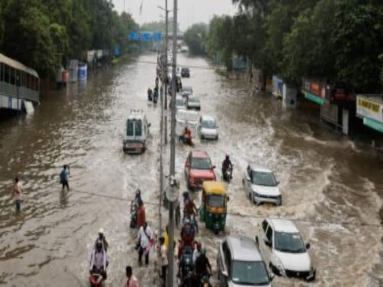 Cyclone Michaung TVS Company says vehicles damaged in the floods repaired without any labor charges Cyclone Michaung: புரட்டிப்போட்ட மிக்ஜாம் புயல்! பழுதான வாகனங்களை சரி செய்யணுமா? இலவச சர்வீஸ் அறிவித்த டிவிஎஸ் நிறுவனம்!