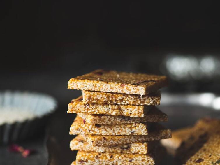 healthy and tasty snack bar tilli chikki here is the making process Nuvvula Chikki Recipe :  పిల్లలకు చలికాలంలో నువ్వల చిక్కీ పెడితే ఎంతో మంచిది