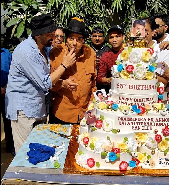 वहीं केक काटने के बाद सनी देओल ने अपने पिता को बड़े प्यार से केक खिलाया और पैपराजी के सामने जमकर पोज भी दिए.