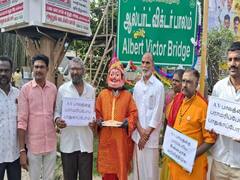 மதுரை ஏ.வி., பாலத்திற்கு 138-வது பிறந்தநாள்; ஆரஞ்ச் மிட்டாய் கொடுத்து கொண்டாடிய சமூக ஆர்வலர்கள்