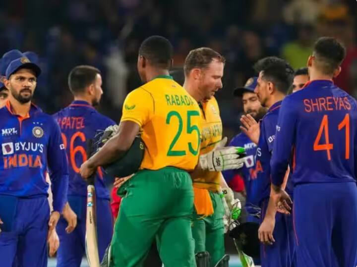 IND vs SA: ਸੂਰਿਆਕੁਮਾਰ ਯਾਦਵ ਦੱਖਣੀ ਅਫਰੀਕਾ ਦੌਰੇ 'ਤੇ ਟੀ-20 ਸੀਰੀਜ਼ ਦੇ ਕਪਤਾਨ ਹੋਣਗੇ। ਉਥੇ ਹੀ, ਕੇਐੱਲ ਰਾਹੁਲ ਵਨਡੇ ਸੀਰੀਜ਼ 'ਚ ਅਗਵਾਈ ਕਰਨਗੇ। ਜਦਕਿ ਟੈਸਟ ਸੀਰੀਜ਼ 'ਚ ਕਪਤਾਨੀ ਦੀ ਜ਼ਿੰਮੇਵਾਰੀ ਰੋਹਿਤ ਸ਼ਰਮਾ 'ਤੇ ਹੋਵੇਗੀ।