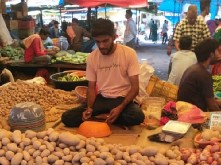 Chhattisgarh Son who sold vegetables with his father in Korba became GST Inspector ANN Chhattisgarh News: कोरबा में पिता के साथ सब्जी बेचने वाला बेटा बना अफसर, बिना कोचिंग के GST इंस्पेक्टर के पद पर हुआ चयन