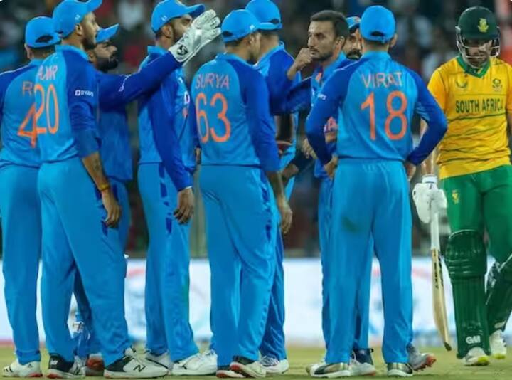 ਭਾਰਤੀ ਟੀਮ ਦੱਖਣੀ ਅਫਰੀਕਾ ਦੌਰੇ 'ਤੇ ਟੀ-20 ਮੈਚਾਂ ਤੋਂ ਬਾਅਦ ਵਨਡੇ ਅਤੇ ਟੈਸਟ ਸੀਰੀਜ਼ ਖੇਡੇਗੀ। ਇਸ ਦੌਰੇ 'ਤੇ ਤਿੰਨੋਂ ਫਾਰਮੈਟਾਂ ਲਈ 3 ਵੱਖ-ਵੱਖ ਕਪਤਾਨ ਹੋਣਗੇ। ਇਸ ਦੇ ਨਾਲ ਹੀ ਇਸ ਦੌਰੇ ਦੀ ਸ਼ੁਰੂਆਤ 10 ਦਸੰਬਰ ਨੂੰ ਟੀ-20 ਮੈਚ ਨਾਲ ਹੋਵੇਗੀ। ਇਸ ਤੋਂ ਬਾਅਦ ਦੂਜਾ ਅਤੇ ਤੀਜਾ ਟੀ-20 ਮੈਚ ਕ੍ਰਮਵਾਰ 12 ਅਤੇ 14 ਦਸੰਬਰ ਨੂੰ ਖੇਡਿਆ ਜਾਵੇਗਾ।