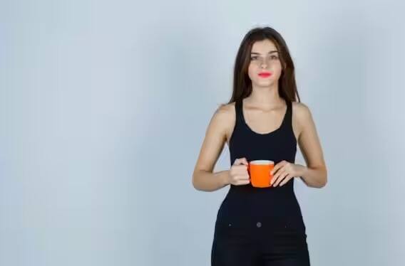 कॉफीमध्ये कॅफिन आढळते, जे शरीरातील ऊर्जा वाढवण्याचे काम करते. अशा परिस्थितीत वर्कआऊट करणाऱ्यांसाठी कॉफी पिणे हा प्लस पॉइंट ठरू शकतो. वर्कआऊट करण्यापूर्वी कॉफी पिण्याचे खूप फायदे आहेत.