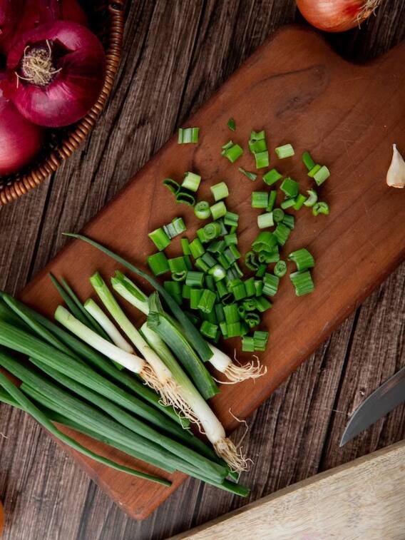 फिट रहने के लिए सर्दियों में खाएं हरी प्याज, जानिए क्या है फायदे