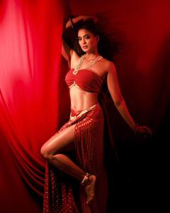 PHOTO: वयाच्या 43 व्या वर्षी श्वेता तिवारीचा बोल्ड अंदाज, स्विमिंग पूलजवळ केले आकर्षक फोटोशूट!