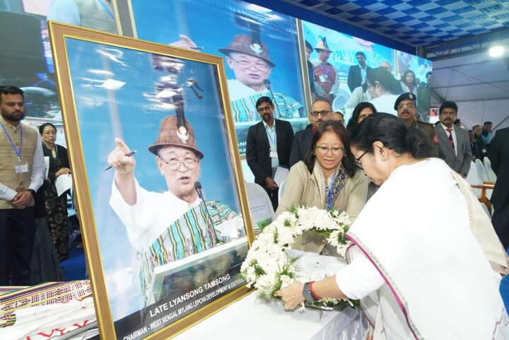 লোকসভা ভোটের আগে পাহাড়ের জন্য কল্পতরু মুখ্যমন্ত্রী। কার্শিয়ঙ থেকে জিটিএ-র কর্মীদের জন্য একের পর এক ঘোষণা করলেন মমতা বন্দ্য়োপাধ্যায়। বারবার তাঁর মুখে উঠে এল পাহাড়ের সঙ্গে নতুন করে আত্মীয়তার সম্পর্কের কথা।