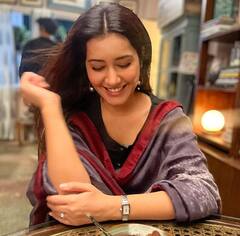 Raashii Khanna Photos : அழகு நடிகை ராஷி கன்னாவின் க்யூட்டான கார் செல்ஃபீக்கள்..!