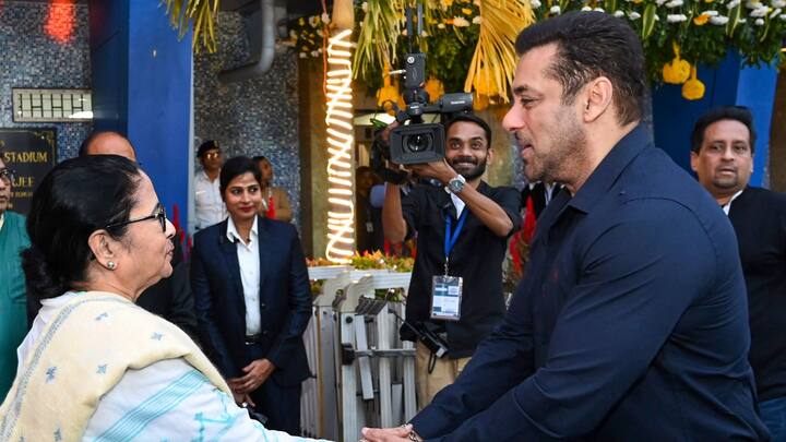 আর এই বিষয়কে নিয়েই রাজ্যের মুখ্যমন্ত্রীকে 'ঠুমকা-কটাক্ষ' করেছিলেন কেন্দ্রীয় গ্রামোন্নয়নমন্ত্রী গিরিরাজ সিংহ (Giriraj Singh)। তাঁর বিস্ফোরক দাবি ছিল,' যে রাজ্য়ে গরিবদের লুঠ করা হচ্ছে, দুর্নীতি হচ্ছে, সেখানে মুখ্য়মন্ত্রী উৎসব করছেন, ঠুমকা করছেন, এটা উচিত নয়।