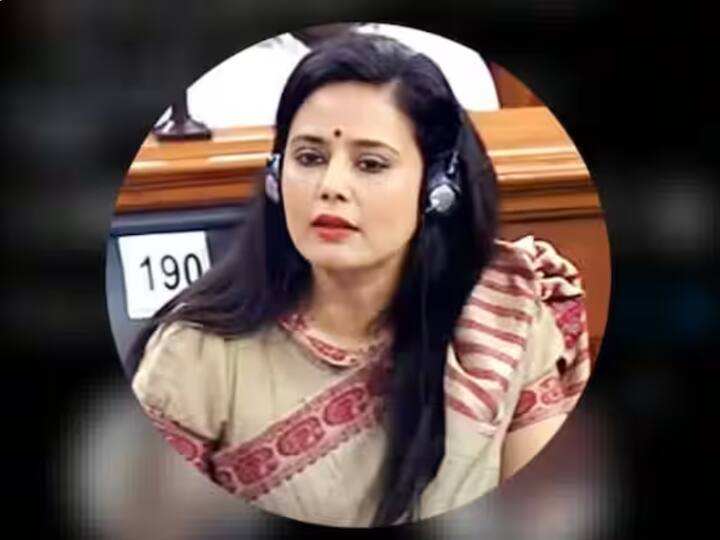 ਮਹੂਆ ਮੋਇਤਰਾ ਨੂੰ ਸ਼ੁੱਕਰਵਾਰ ਨੂੰ ਲੋਕ ਸਭਾ ਤੋਂ ਬਾਹਰ ਕਰ ਦਿੱਤਾ ਗਿਆ ਹੈ। ਮਹੂਆ ਮੋਇਤਰਾ ਦੀ ਉਮਰ 49 ਸਾਲ ਹੈ ਅਤੇ ਉਹ 30 ਸਾਲਾਂ ਤੋਂ ਵੱਧ ਸਮੇਂ ਤੋਂ ਸਰਗਰਮ ਸਾਂਸਦ ਰਹੀ ਹੈ।