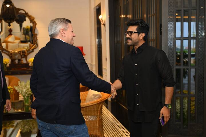 సాయి ధరమ్ తేజ్, వైష్ణవ్ తేజ్ కూడా నెట్ఫ్లిక్స్ సీఈవోను కలవడానికి వచ్చారు.