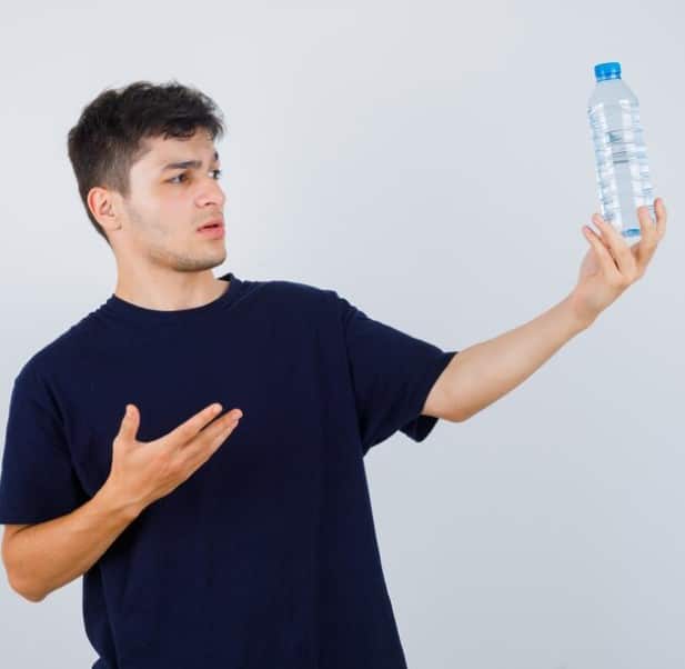 ਮੌਸਮ ਚਾਹੇ ਕੋਈ ਵੀ ਹੋਵੇ, ਜੇਕਰ ਤੁਹਾਡੇ ਸਰੀਰ ਨੂੰ ਲੋੜ ਅਨੁਸਾਰ ਪਾਣੀ ਨਹੀਂ ਮਿਲਦਾ ਤਾਂ ਸਰੀਰ ਨੂੰ ਕਈ ਭਿਆਨਕ ਬਿਮਾਰੀਆਂ ਲੱਗ ਸਕਦੀਆਂ ਹਨ। ਸਰੀਰ ਨੂੰ ਹਾਈਡਰੇਟ ਰੱਖਣ ਦਾ ਕੰਮ ਸਰੀਰ ਖੁਦ ਕਰਦਾ ਹੈ।