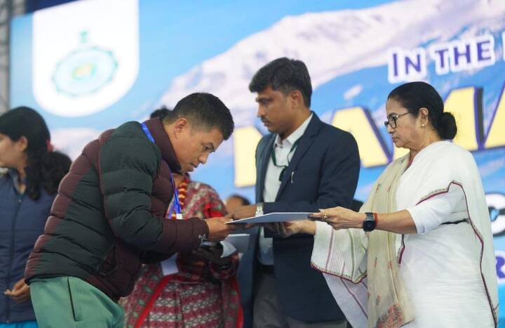 ডিসেম্বরে ১৫ থেকে ৩১ পর্যন্ত দুয়ারে সরকার শিবির বসবে বলে জানিয়েছেন মুখ্যমন্ত্রী। পাহাড়বাসীকে সেই শিবিরে এসে সমস্য়া সমাধান করার আর্জি জানিয়েছেন মুখ্যমন্ত্রী মমতা বন্দ্যোপাধ্যায়।