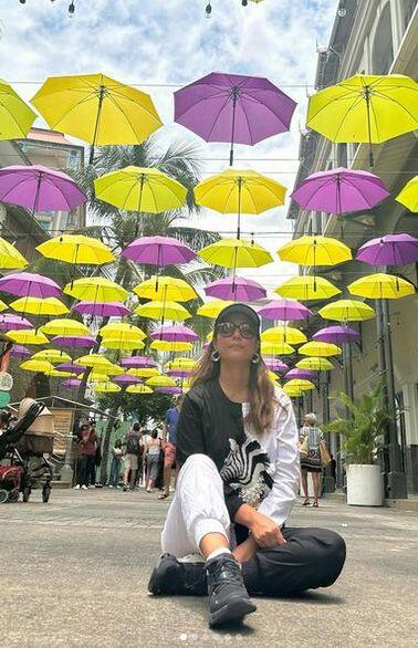 ਅਦਾਕਾਰਾ ਹਿਨਾ ਖਾਨ ਇਨ੍ਹਾਂ ਲੇਟੈਸਟ ਤਸਵੀਰਾਂ 'ਚ ਆਪਣੀ ਛੁੱਟੀਆਂ ਦਾ ਪੂਰਾ ਆਨੰਦ ਲੈਂਦੀ ਨਜ਼ਰ ਆ ਰਹੀ ਹੈ।