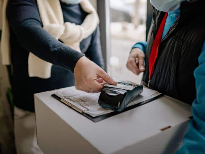 क्रेडिट कार्ड से कभी कैश न निकालें क्रेडिट कार्ड उपभोक्ताओं को क्रेडिट कार्ड कंपनियां एटीएम से पैसे निकालने की छूट देती हैं लेकिन बहुत अधिक कॉस्ट पर. कैश एडवांस के लिए फिक्स चार्ज होता है और क्रेडिट कार्ड के जरिए अगर आप एटीएम से कैश विड्रॉल कर रहे हैं तो इस पर 2-4 फीसदी हर महीने का ब्याज वसूला जाता है. ये बेहद ही महंगा ऑप्शन है और आपको क्रेडिट कार्ड से कैश निकालने की गलती नहीं करनी चाहिए.