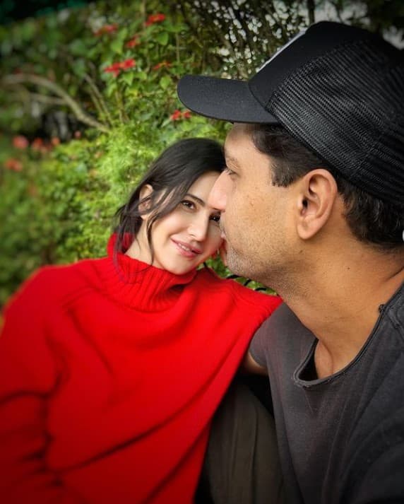 बॉलीवुड बबल को दिए एक इंटरव्यू के दौरान जब विक्की से पूछा गया कि 'कौन सबसे ज्यादा आलसी है?' तो इसपर एक्टर ने अपना नाम लेते हुए कहा कि 'अगर मैं काम नहीं कर रहा हूं और घर पर हूं, तो मैं सबसे ज्यादा आलसी इंसना हूं. जब हम दोनों ही घर पर होते हैं और काम पर नहीं जाना होता है, तो हम दोनों की आसली हो जाते हैं.'