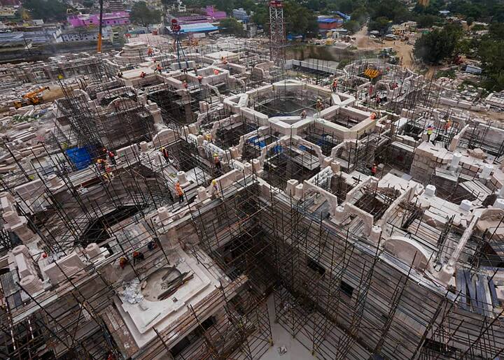 अयोध्येतील भव्य राम मंदिराचं निर्माणकार्य शेवटच्या टप्प्यात आलं आहे. 22 जानेवारीला राम मंदिरात रामलल्ला विराजमान होणार असून याकडे संपूर्ण देशाचं लक्ष लागलं आहे. (PC:PTI)