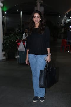 ब्लैक टॉप और ब्लू डेनिम में Tripti Dimri लगीं कमाल, 'एनिमल' एक्ट्रेस के कूल लुक की हो रही तारीफ, तस्वीरें वायरल