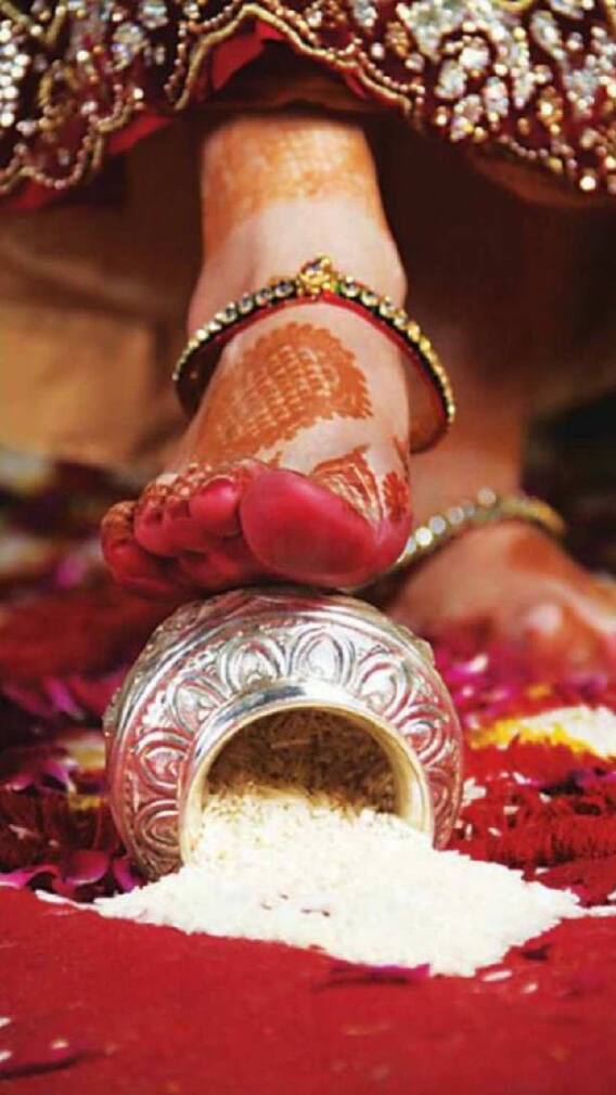 गृहप्रवेश करतांना नववधू तांदळाचा कळस का पाडते ?