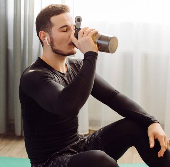 ਜੇਕਰ ਕਸਰਤ ਤੋਂ ਪਹਿਲਾਂ ਕੌਫੀ ਪੀਤੀ ਜਾਵੇ, ਤਾਂ ਇਹ ਮਾਸਪੇਸ਼ੀਆਂ ਦੇ ਦਰਦ ਨੂੰ ਘਟਾ ਸਕਦੀ ਹੈ ਅਤੇ ਆਰਾਮ ਪ੍ਰਦਾਨ ਕਰ ਸਕਦੀ ਹੈ। ਕੌਫੀ 'ਚ ਮੌਜੂਦ ਪੌਲੀਫੇਨਲਸ ਸੋਜ ਅਤੇ ਮਾਸਪੇਸ਼ੀਆਂ ਦੇ ਦਰਦ ਨੂੰ ਘੱਟ ਕਰਦੇ ਹਨ।