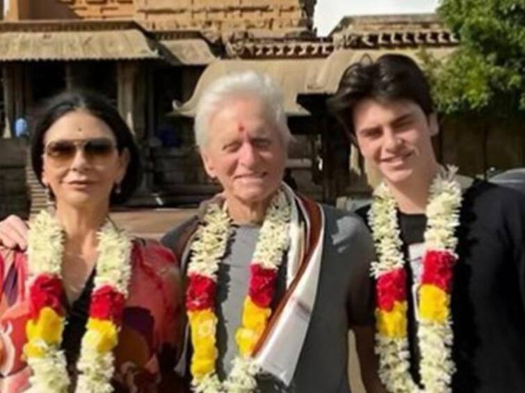 Hollywood Actor Michael Douglas visit thanjavur Periya Kovil Actor Michael Douglas: வாவ்! தஞ்சை பெரியகோவிலின் அழகை நேரில் ரசித்த ஆஸ்கர் விருது வென்ற ஹாலிவுட் நடிகர்!