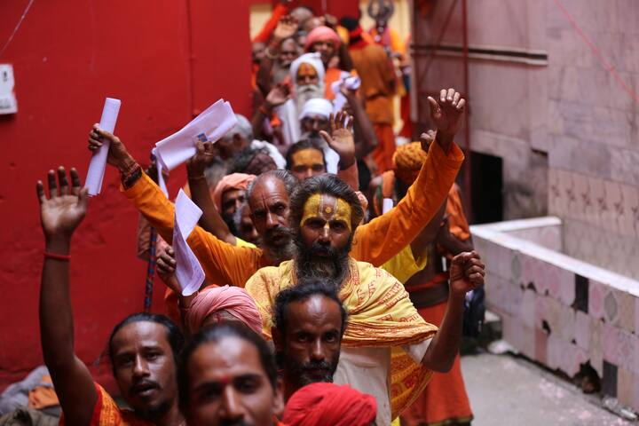 ट्रस्टचे खजिनदार गोविंद देव गिरी यांनी सांगितलं की, प्रशिक्षण यशस्वीरीत्या पूर्ण करणाऱ्या उमेदवारांना सहा महिन्यांच्या प्रशिक्षणानंतर पुजारी आणि विविध पदांवर नियुक्त केलं जाईल. (PC:PTI)