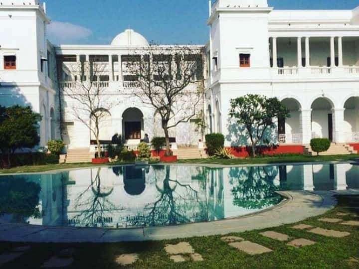 Pataudi Palace: पटौदी पैलेस का नाम भारत के शानदार और मशहूर पैलेस की लिस्ट में आता है. यह हरियाणा के गुड़गांव में स्थित है. हम आपको इस खास पैलेस की खूबियों और कीमत के बारे में जानकारी दे रहे हैं.