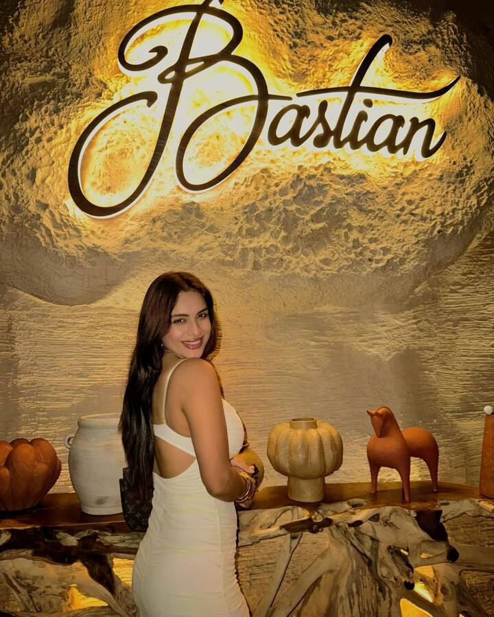 મોડલ અને ભોજપૂરી એક્ટ્રેસ નેહા મલિક દરરોજ નવા લૂકમાં સ્પોટ થાય છે. નેહા મલિક તેના બોલ્ડ અંદાજ માટે જાણીતી છે.