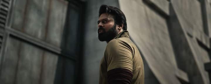 கேஜிஎஃப் முதல் இரண்டு பாகங்களை இயக்கி பிரபலமான பிரசாந்த் நீல், பாகுபலி புகழ் பிரபாஸையும் பிரித்திவிராஜையும் வைத்து சலார் படத்தை இயக்கியுள்ளார்.