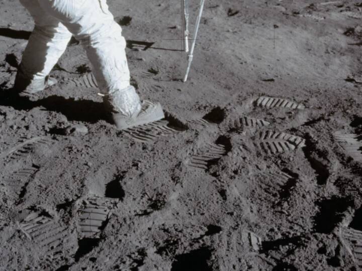 दरअसल, हम जिस धूल की बात कर रहे हैं वो कोई आम धूल नहीं है. ये चांद की मिट्टी है. यानी चांद की सतह से इकट्ठा की गई धूल, जिसकी कीमत आज करोड़ों में है.