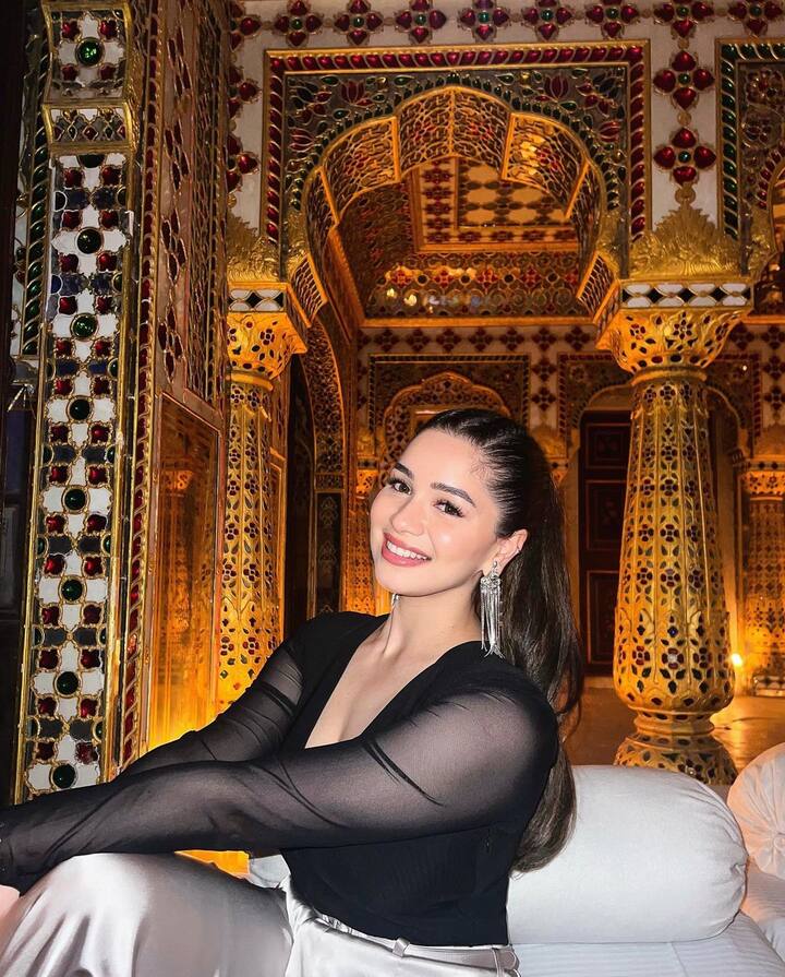 सारा तेंदुलकर लाइमलाइट से भले ही दूर हो लेकिन सोशल मीडिया पर खासी एक्टिव हैं. जहां वो अपनी खूबसूरत तस्वीरें फैंस के साथ शेयर करती रहती हैं.