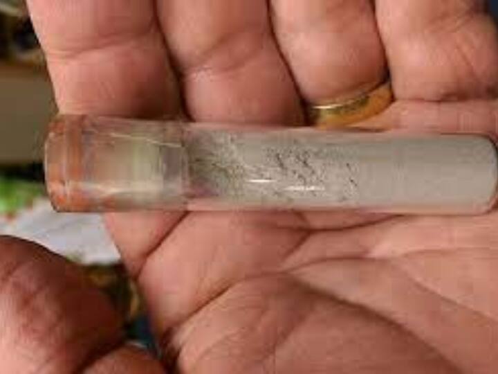 आप अब ये सोच रहे होंगे कि आखिर किसी धूल में ऐसा क्या है कि उसकी कीमत करोड़ों रुपये है. मिट्टी से बनी धूल के लिए आखिर इतने पैसे कौन दे रहा है.